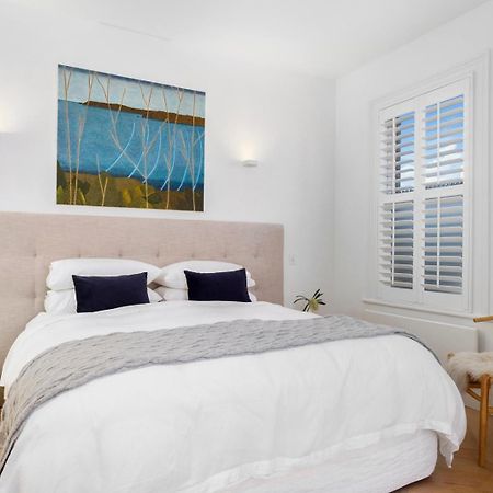Sullivans Cove Apartments Hobart Exteriör bild Plantation shutters in a bedroom