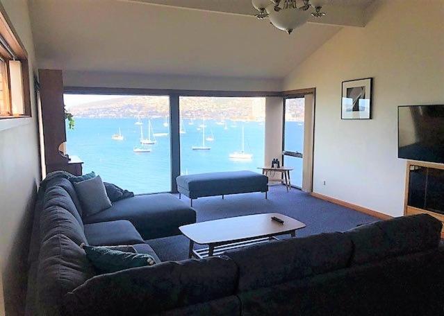 Sullivans Cove Apartments Hobart Exteriör bild The living room at the top of the tower