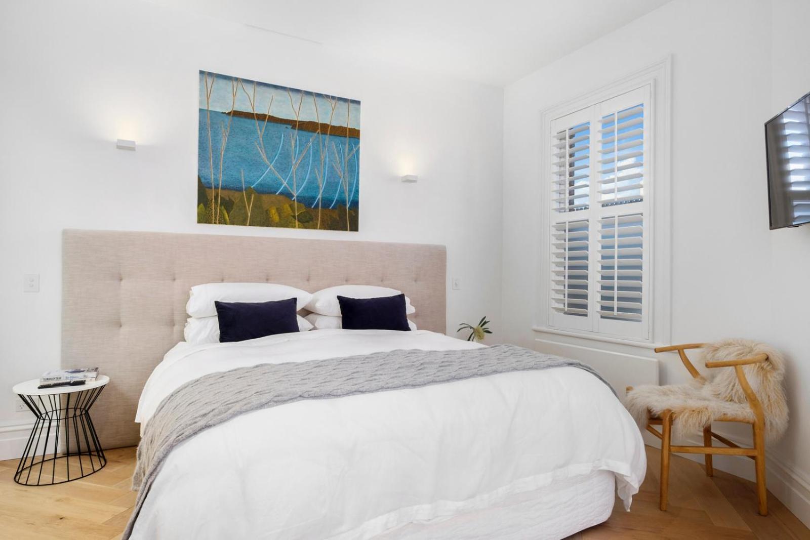 Sullivans Cove Apartments Hobart Exteriör bild Plantation shutters in a bedroom