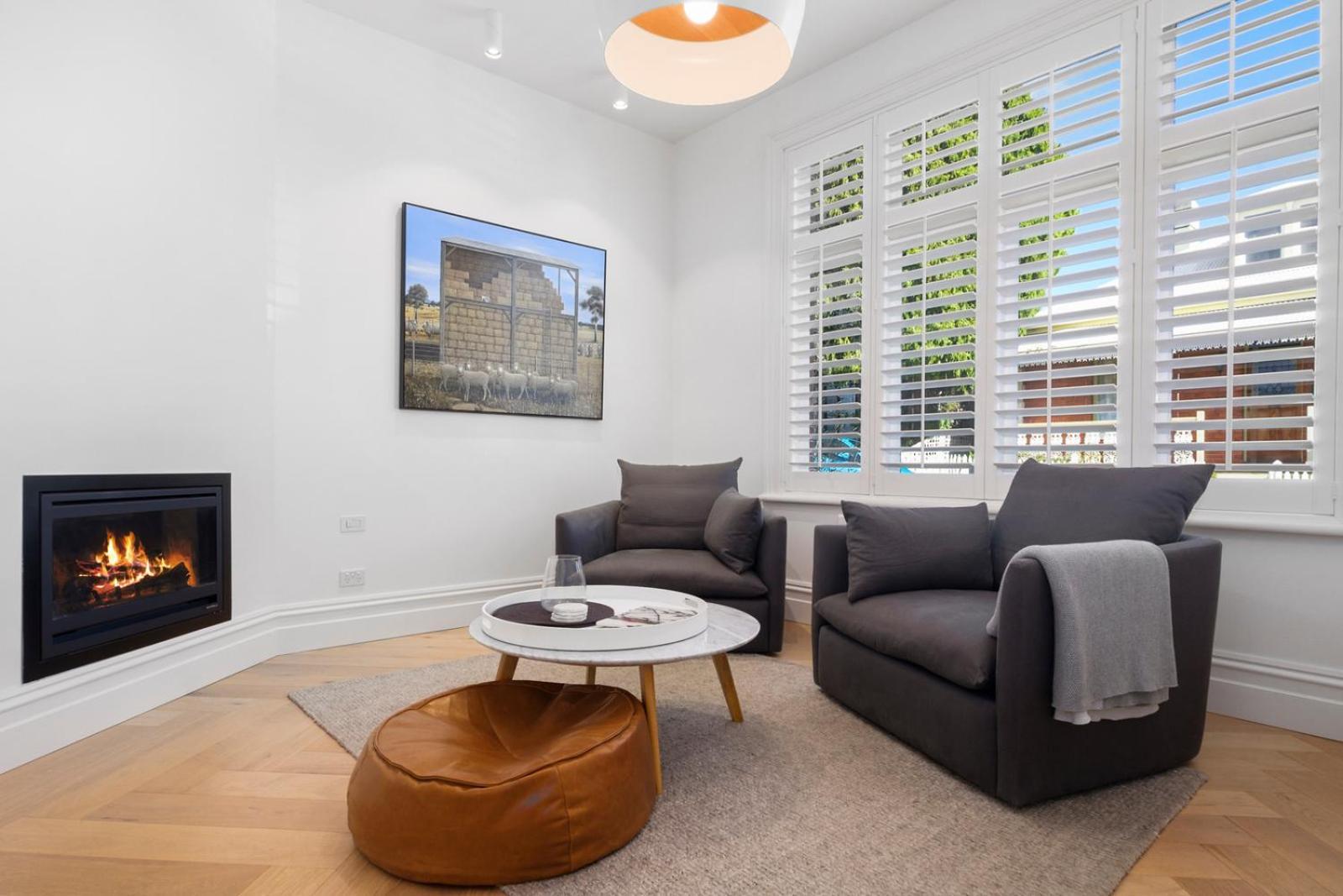 Sullivans Cove Apartments Hobart Exteriör bild A living room with a fireplace