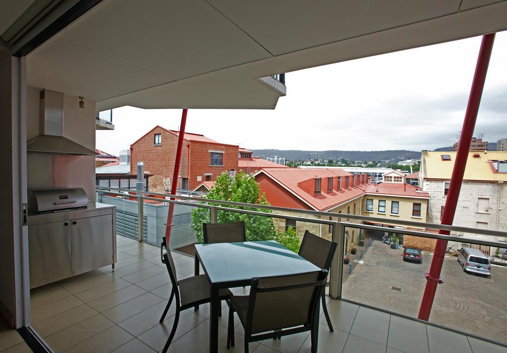 Sullivans Cove Apartments Hobart Exteriör bild A balcony in a modern apartment