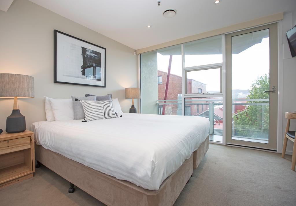 Sullivans Cove Apartments Hobart Exteriör bild A bedroom at the hotel