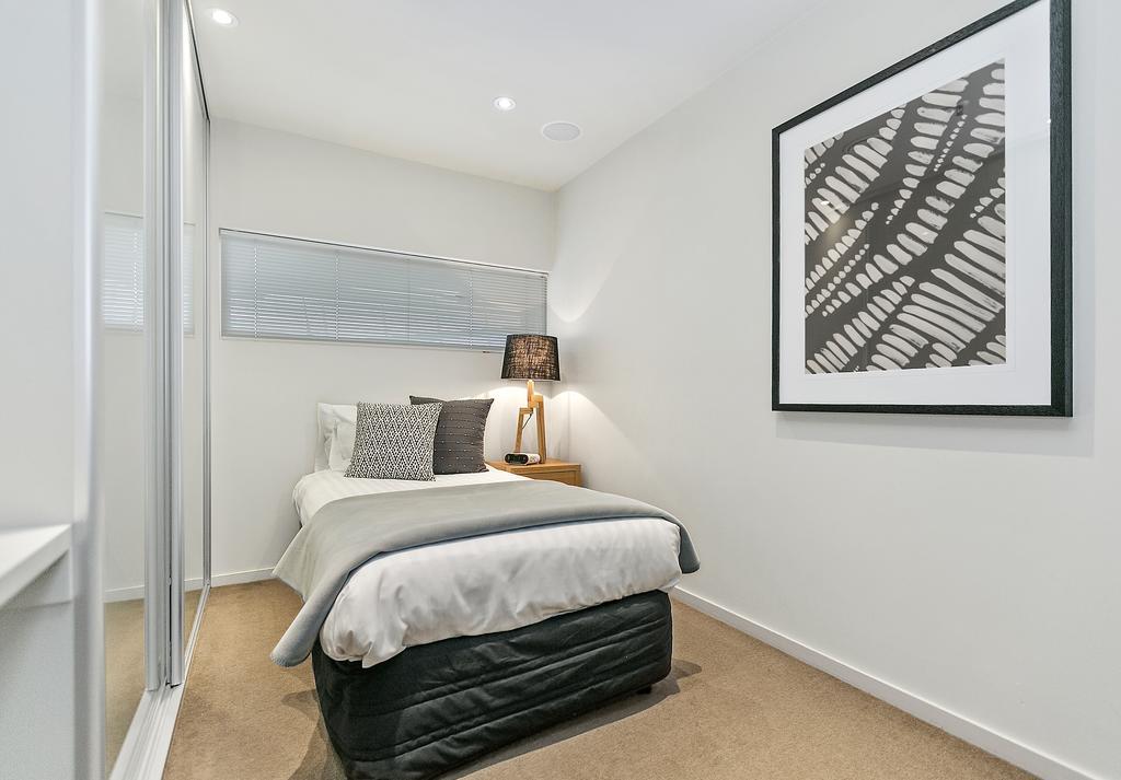 Sullivans Cove Apartments Hobart Exteriör bild A bedroom in a micro apartment