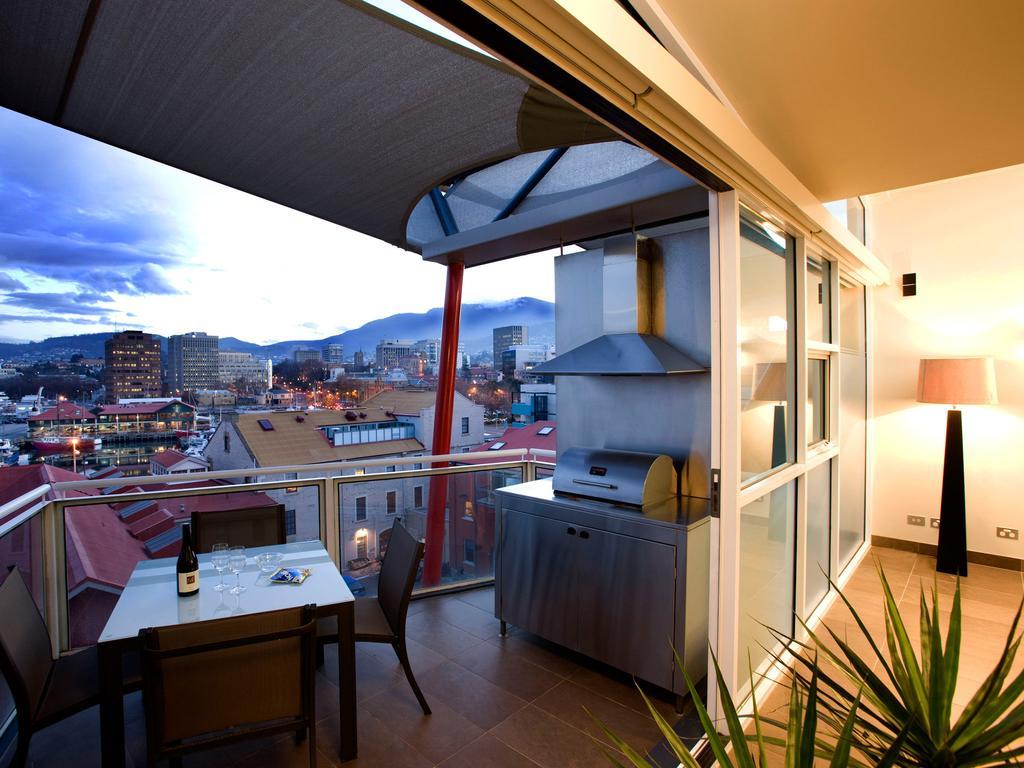 Sullivans Cove Apartments Hobart Exteriör bild A balcony with a retractable awning