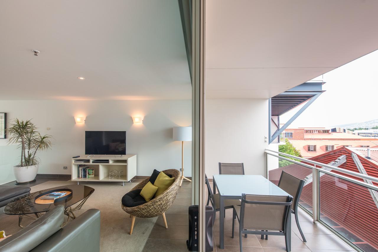 Sullivans Cove Apartments Hobart Exteriör bild A balcony in a modern apartment